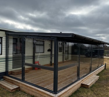 Terasa Mažeikiuose su sumontuotais skaidriais tentais