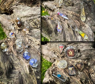 pendentif artisanaux posés sur une souche d'arbre