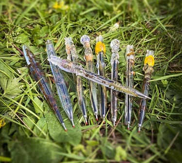 stylos artisanaux et fleuris unique posé sur l'herbe