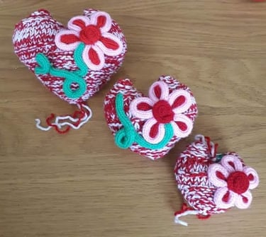 Verschillende maten harten met gepunnikte bloemen