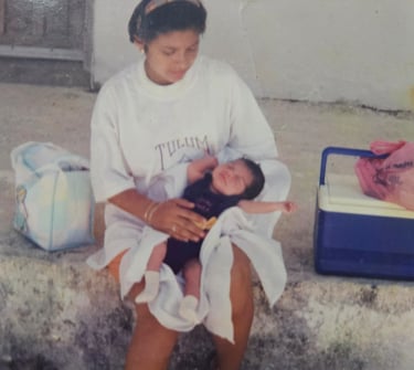 Con la mami hermosa y Frida bebé bien agusto