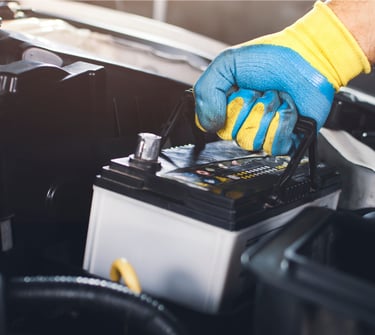 Mécanicien ExelAutos installant une batterie neuve garantie 2 ans – entretien voiture Vincenne
