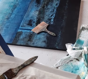 œuvre sur le sol d'un atelier en cours de création