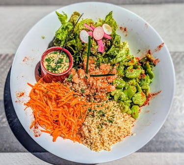 Poké bowl frais et coloré servi au Bistrot Savoyard à Vallandry.