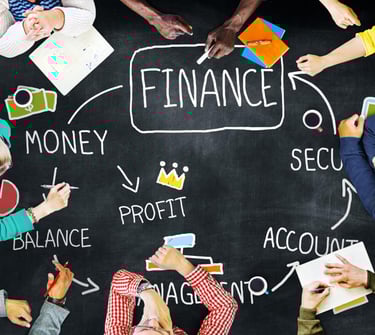 imagem mostra uma mesa com jovens sentados discutindo sobre finanças