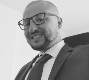 homme avec costume cravate et lunettes