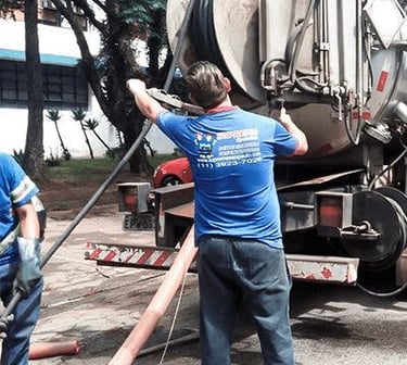 funcionário da suprema com caminhão de sucção