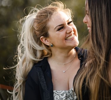 frau glücklich lacht