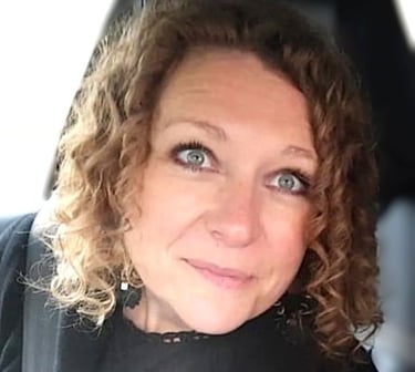 Portrait de Mélanie, fondatrice d’UP2MEL, créatrice d’histoires et de métamorphoses