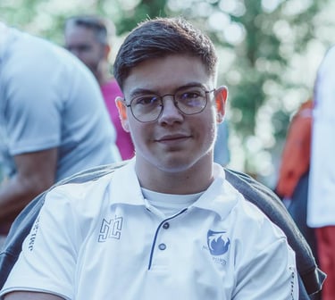 homme avec polo et lunettes