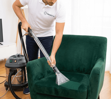 alt="nettoyage fauteuil à Paris"