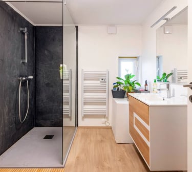 Chambres à louer et appartement à louer près de Longwy, Longuyon et Virton,. Salle de bains avec douche à l'italienne.