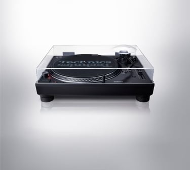 Tocadiscos profesional Technics SL-1210MK7 para DJ en vista perspectiva con tapa transparente