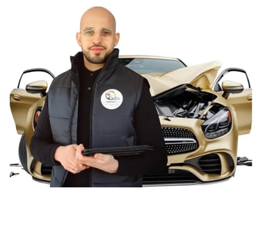 Gutachter vor beschädigtem Auto