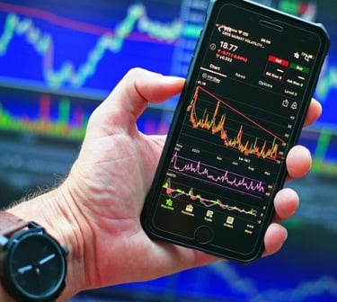 imagem mostra um homem segurando o celular olhando os resultados das vendas on-line.
