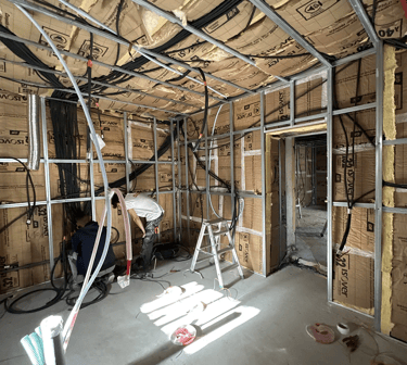 Passage des gaines électriques sur un chantier neuf Omelec 16