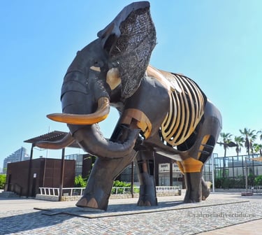 Escultura de elefante  en la entrada del Bioparc