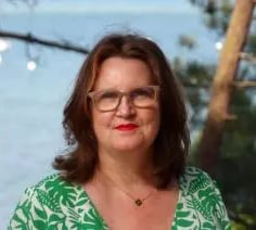 portrait de sophrologue spécialisée offrant un accompagnement bienveillant et personnalisé