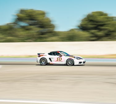 Voiture de sport sur le circuit Paul Ricard au Castellet, photo professionnelle