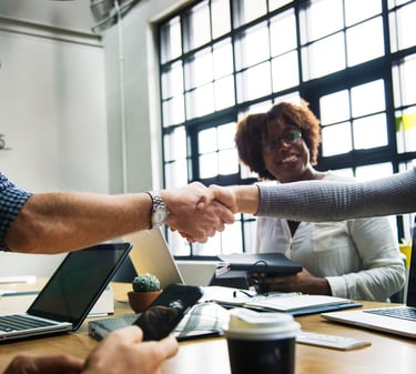 um homem e uma mulher apertando as mãos