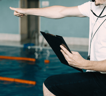 entrenador de natación felicitando a nadador
