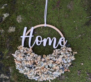 Aro de madera con palabra personalizable y adornado con flores secas y preservadas, ideal decorar