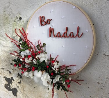 Flores para navidad. Adornos navideños con flores preservadas. Bastidor de flores para navidad