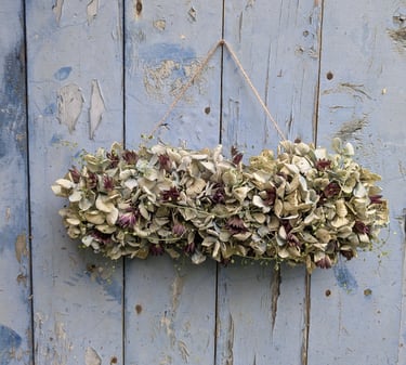 Ramas naturales con flores naturales secas y preservadas. Decoración con flores. Colgantes