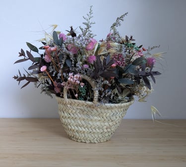 Capazo de varios tamaños con flores secas y preservadas, ideal para decorar rincones del hogar