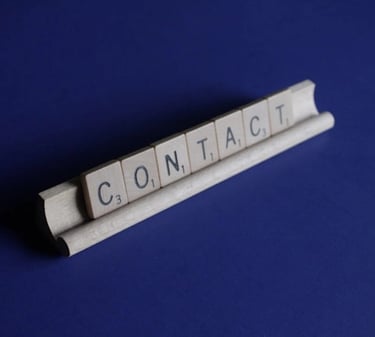 Comme le chevalet du scrable, ici est écrit contact