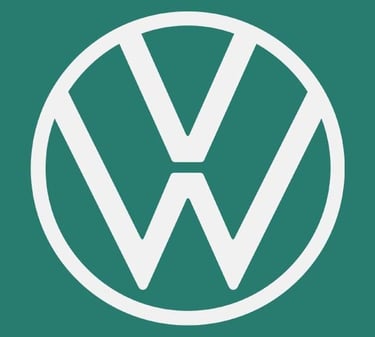 Logo Volkswagen bianco con sfondo verde smeraldo maratona racing