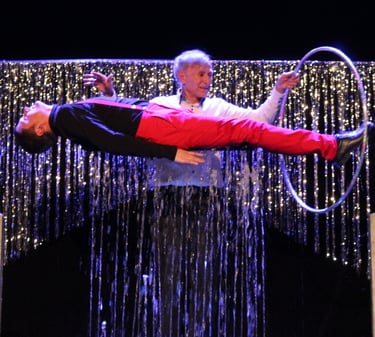 magicien-passe-un-cerceau-sur-une-levitation-sur-jet-d-eau