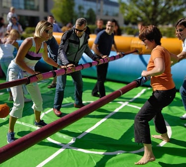 Groupe jouant au baby-foot humain en plein air à Corse à Anghione , activité ludique et sportive