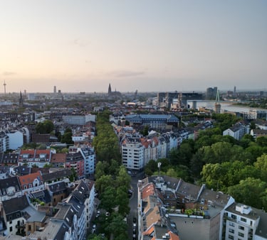 Luftaufnahme Drohnenbild von Köln mit Blick in die Stadt und den Dom