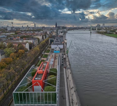 Luftaufnahme, Drohnenbild des Köln Rheinauhafen mit Blick auf den Kölner Dom