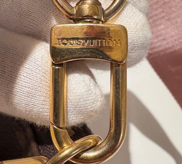 luksuslaukun metalliosien kaiverrus