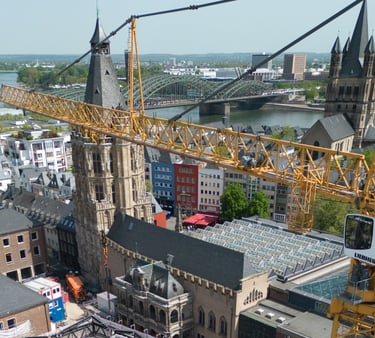 Drohnenbild und Luftaufnahme Köln Rhein, Kran, Firma Teupe