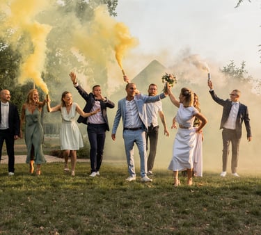 Une photo de groupe avec les mariés et leurs témoins s'amusant avec des fumigènes jaunes