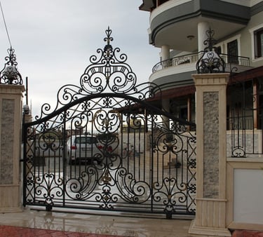 Portail de garage en fer forgé noir et or