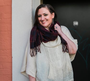 Riah Gonzalez, mobile notary and loan signing agent in Maple Valley, WA, smiling in a headshot