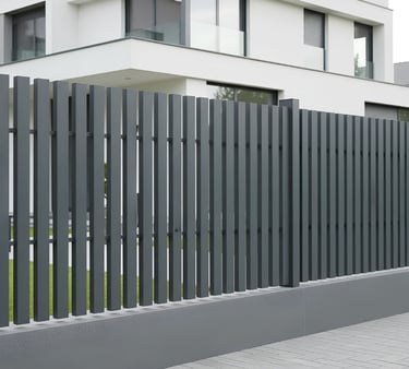 Valla metálica vertical modelo Cadencia con perfiles de acero que dejan pasar luz y aire.