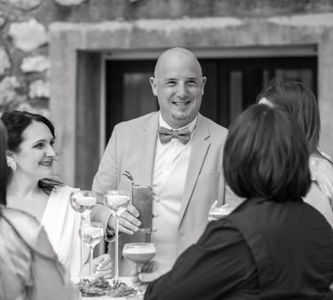 cocktail de mariage, le marié en train de sourire