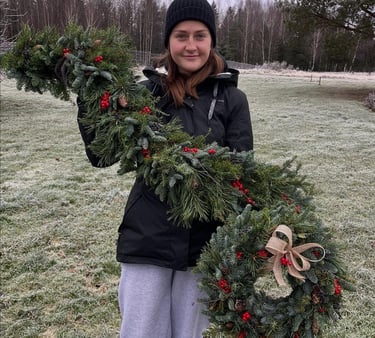 Žali akcentai - natūralios dekoracijos, girliandos, vainikai