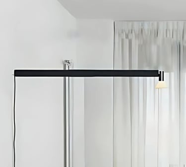 Luminaria de pared 2092W en acabado negro con cortina blanca de fondo