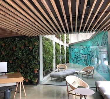 Espacio exterior cubierto con estructura de madera y cerramiento lateral para porche moderno