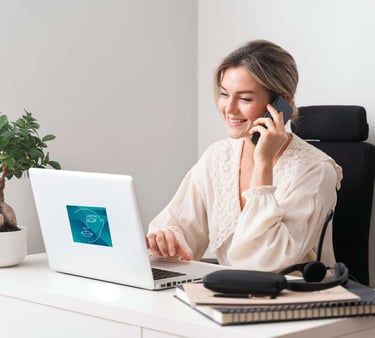 une, femme, de lentreprise, wellart, au, telephone, devant, son, ordinateur, chez, Well, Art, Transport