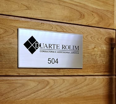 Placa em aço escovado para porta entrada de escritório