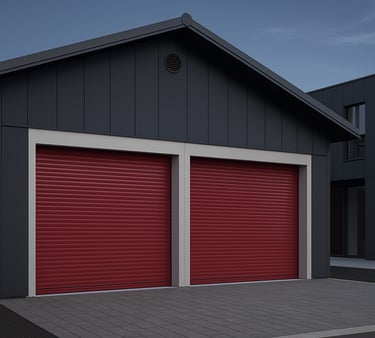 Deux portes de garage enroulables rouges installées sur une maison contemporaine Isovergne
