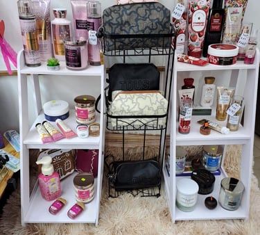 estantes con lociones corporales, cremas, carteras