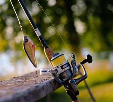 molinete pesca de tucunaré montado na vara 8 libras isca artificial meia agua amarela.